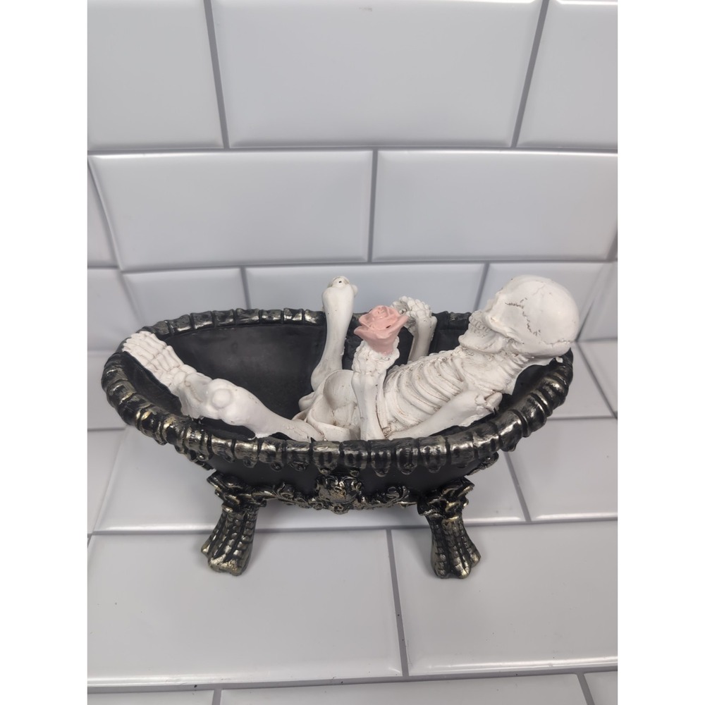 Skeleton figurine In Claw foot Tub Halloween Decor Skull Roses - Picture 6 of 11